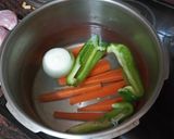 Foto del paso 1 de la receta: Caldo de pollo (Para aprovechar el pollo, verdura y caldo)
