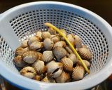 Foto langkah ke 2 dari resep Kerang Darah Masak Saos Tiram.