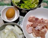 รูปขั้นตอนการทำที่ 1 ของ ผัดผงกะหรี่ไก่ใส่ผักกาดขาว : Stir-fried chicken with curry powder and Chinese cabbage