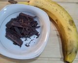 Une image de l'étape 1 de Dessert avec 2 ingrédients (banane 🍌et chocolat noir 🍫).