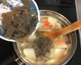 Foto del paso 6 de la receta: El tonziru~El sopa del miso con el cerdo y verduras~
