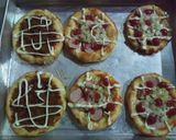 Foto langkah ke 11 dari resep Pizza Mini Empuk Banget (no timbangan).