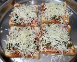 બ્રેડ પીઝા (Bread pizza Recipe In Gujarati) રેસીપી સ્ટેપ3ફોટો