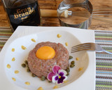 Foto del paso 1 de la receta: Steak tartar de ternera coronado con huevo