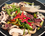 Foto del paso 4 de la receta: Noodles de ternera con pimientos