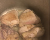 Foto del paso 1 de la receta: Contramuslos de pollo con salsa de patata y zanahoria