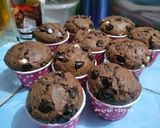 Foto langkah ke 5 dari resep Muffin Coklat Moist.
