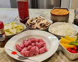 Foto del paso 1 de la receta: Salchichas salteadas con pimientos, calabacín y champiñones