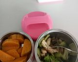 Hình bước làm 5 của món Ức gà áp chảo xào bông cải gymer