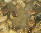 Foto del paso 4 de la receta Espaguetis de ajo y guindilla con salsa de champiñones y crujiente de calabacín