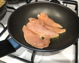 Foto del paso 6 de la receta: Setas salteadas con ajetes tiernos y solomillo de pechuga de pollo