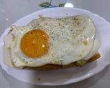 Foto del paso 4 de la receta: Tosta de huevo queso y aguacate