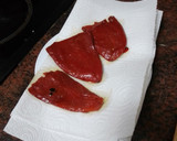 Foto del paso 2 de la receta: Bocadillo de pata asada con pimiento del piquillo, queso curado y huevo duro