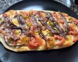 Foto del paso 6 de la receta: Coca de Tomate, Mozzarella y Anchoas con Guindilla y Cebolla Morada