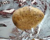 Foto del paso 1 de la receta: Papa horneada rellena de 3 quesos