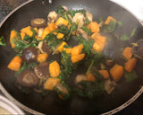 Foto del paso 2 de la receta: Arroz con pollo, setas, calabaza y espinacas