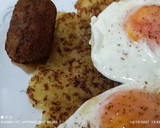 Foto del paso 5 de la receta: Huevos fritos sobre torta de patata