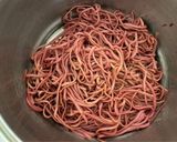 Foto del paso 1 de la receta: Budín de hojas de betarraga con tallarines rojos