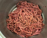 Foto del paso 1 de la receta: Budín de hojas de betarraga con tallarines rojos