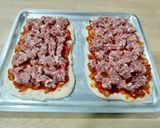 Foto del paso 6 de la receta Coca al romero con tomate, piñones y butifarra de cebolla caramelizada