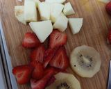 Foto langkah ke 2 dari resep Infused water strawberry, kiwi, apel.