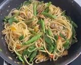 A picture of step 2 of Stir Fried Linguine with Clams.