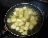 Foto del paso 2 de la receta: Huevos rotos con chistorra