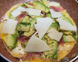 Foto del paso 4 de la receta: Tortilla abierta de aguacate, jamón y queso