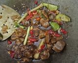 Foto langkah ke 2 dari resep Tumis ampela masak saus tiram pedas.