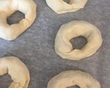 Foto del passaggio 4 della ricetta Ciambelline ripiene al forno