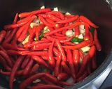 Une image de l'étape 3 de Piments rouges thaïlandais en conserve.