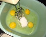 Foto langkah ke 1 dari resep Bolu Pandan Coklat Manado.