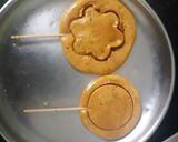 डालगोना कँडी (Dalgona candy recipe in marathi) रेसिपी स्टेप 3 फोटो 