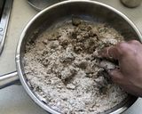 A picture of step 2 of Ragi Jowar Pyaz Pudina Ki Roti.