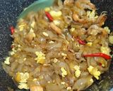 Foto langkah ke 2 dari resep Kwetiaw Goreng Seafood.