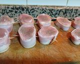 Foto del paso 4 de la receta Medallones de Solomillo de Cerdo con Bacon, Queso Emmental, reducción de Vino blanco y Aceitunas