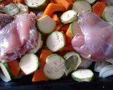 Foto del paso 3 de la receta: Muslos de pollo al horno con vegetales