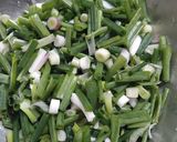 A picture of step 1 of Leek Sabji.