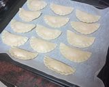 Foto del paso 7 de la receta: Empanadillas de merluza, gambas, palitos de cangrejo y huevo duro al horno con ensalada