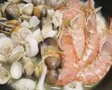 A picture of step 3 of Spaghetti ai frutti di mare al cartoccio.