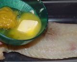 Foto del paso 3 de la receta: Salmón blanco al horno (con manteca, miel y mostaza) sobre verduras