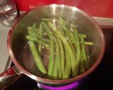 Une image de l'étape 1 de Asperges vertes poêlées au parmesan.