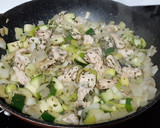 Foto del paso 4 de la receta: Pechuga de pollo con puerro y calabacín