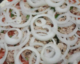 Foto del paso 3 de la receta: Coca de tomate, atún y cebolla