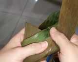 Foto langkah ke 5 dari resep Bakcang (cara melipat daun) 4/4.