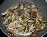 Foto del paso 5 de la receta: Tallarines con setas y pollo