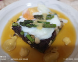 Foto del paso 3 de la receta: Huevos con habitas confitadas, cebolla picante y espárragos
