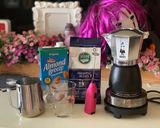 รูปขั้นตอนการทำที่ 1 ของ กาแฟลาเต้ร้อนนมอัลม่อนด์ จากเครื่อง Moka Pot