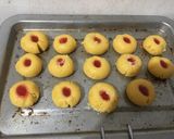Foto langkah ke 4 dari resep Strawberry thumbprint cookies.