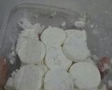 Foto langkah ke 2 dari resep Putih Telur Tepung dan Oseng Wortel.